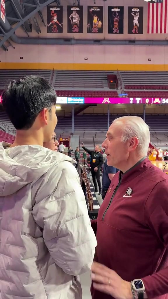 GA黄金甲官方网站-张博源访问明尼苏达大学Vlog！参观运动设施 拍摄定妆照